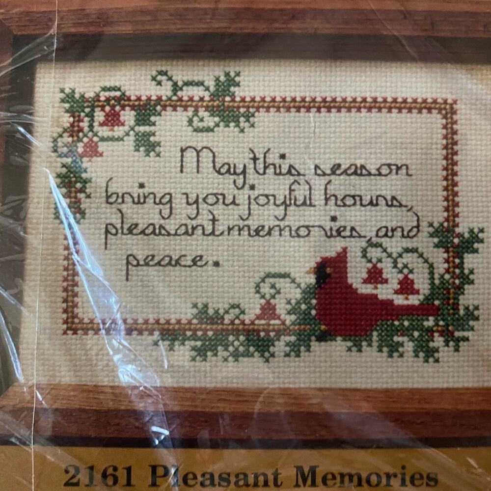 Vintage New Old stock Creative Circle Crewel Stitchery Kit-Pleasant Memories